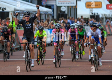 Londres, Royaume-Uni, 28 juillet 2018. Prudential RideLondon Classique. Kirsten Wild (Wiggle-High5, NED, à gauche) remporte le sprint à l'RideLondon Classique - un 65km de course autour d'un circuit de 5.4km sur le Mall de finition. Marianne Vos battements sauvages (Waowdeals, NED, droite) et Elisa Balsamo (Valcar PBM, ITA, centre). Banque D'Images