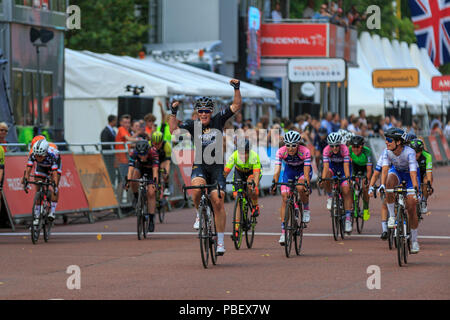 Londres, Royaume-Uni, 28 juillet 2018. Prudential RideLondon Classique. Kirsten Wild (Wiggle-High5, NED, centre) remporte le sprint à l'RideLondon Classique - un 65km de course autour d'un circuit de 5.4km sur le Mall de finition. Marianne Vos battements sauvages (Waowdeals, NED, droite) et Elisa Balsamo (Valcar PBM, ITA, centre-droit). Banque D'Images