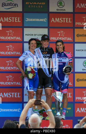 Londres, Royaume-Uni, 28 juillet 2018. Prudential RideLondon Classique. Kirsten Wild (Wiggle-High5, NED, d'abord, centre), Marianne Vos (Waowdeals, NED, deuxième, à gauche) et Elisa Balsamo (Valcar PBM, ITA, troisième, à droite) partager le podium à l'RideLondon Classique - un 65km de course autour d'un circuit de 5.4km sur le Mall de finition. Banque D'Images