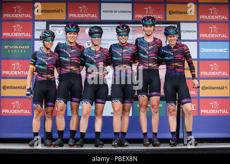 Londres, Royaume-Uni. 28 juillet, 2018. Les coureurs d'élite de l'équipe de course SRAM/Canyon se préparent à concourir à la Prudential RideLondon classique, la plus riche d'une journée de la femme dans la course à vélo. La course est partie de l'UCI Women's World Tour et propose aux spectateurs l'occasion de voir les meilleurs du monde du cyclisme féminin equipes s'affrontent plus de 12 tours d'un circuit fermé 5.4km avec départ et arrivée sur le Mall. Credit : Mark Kerrison/Alamy Live News Banque D'Images