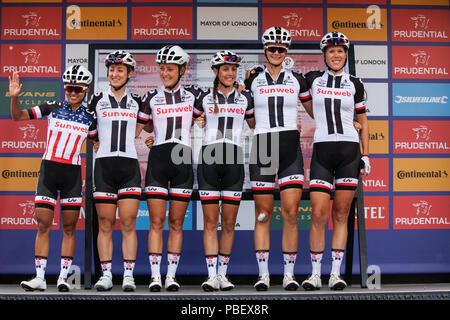 Londres, Royaume-Uni. 28 juillet, 2018. L'équipe de coureurs élites Sunweb, y compris le champion Coryn Rivera (l), se préparent à concourir dans le Prudential RideLondon classique, la plus riche d'une journée de la femme dans la course à vélo. La course est partie de l'UCI Women's World Tour et propose aux spectateurs l'occasion de voir les meilleurs du monde du cyclisme féminin equipes s'affrontent plus de 12 tours d'un circuit fermé 5.4km avec départ et arrivée sur le Mall. Credit : Mark Kerrison/Alamy Live News Banque D'Images