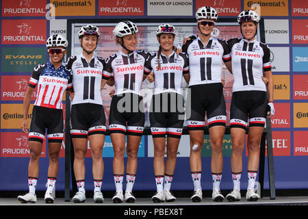 Londres, Royaume-Uni. 28 juillet, 2018. L'équipe de coureurs élites Sunweb, y compris le champion Coryn Rivera (l), se préparent à concourir dans le Prudential RideLondon classique, la plus riche d'une journée de la femme dans la course à vélo. La course est partie de l'UCI Women's World Tour et propose aux spectateurs l'occasion de voir les meilleurs du monde du cyclisme féminin equipes s'affrontent plus de 12 tours d'un circuit fermé 5.4km avec départ et arrivée sur le Mall. Credit : Mark Kerrison/Alamy Live News Banque D'Images