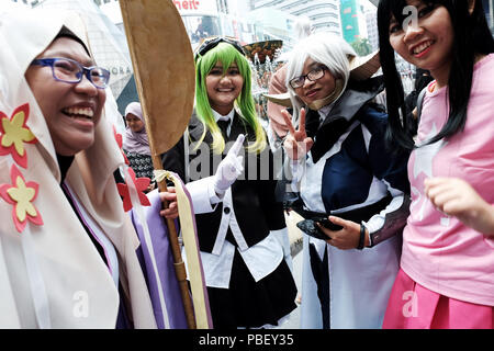 KUALA LUMPUR, MALAISIE - 28 juillet : les Malaisiennes sourire alors qu'ils portant un costume d'anime pendant Japan Expo à Kuala Lumpur, Malaisie, le 28 juillet 2018. La Japan Expo La Malaisie va a tenu trois jours a commencé à partir de 27 Juillet jusqu'au 29 dispose de la plupart des symboles culturels emblématiques du Japon, musique, TV, l'art, l'éducation, de la mode, de l'alimentation, de voyage et de divertissement en direct sous un toit en Malaisie. Photo par Nipponnews/Samsul a dit (Malaisie) Banque D'Images