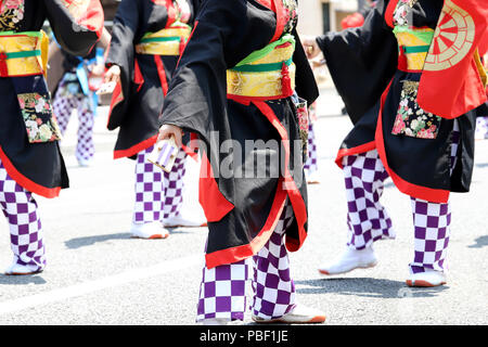 Les artistes japonais danser dans le fameux Yosakoi, annuel événement public gratuit. C'est un style unique de Yosakoi de danse japonaise Banque D'Images