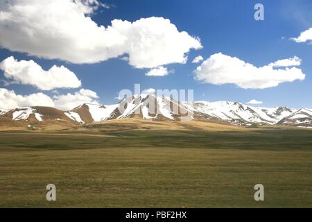 Voie d'incroyables de Bichkek à Song kul lake , Naryn avec les montagnes de Tian Shan au Kirghizistan Banque D'Images