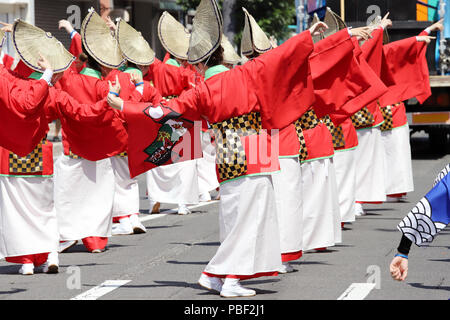 Les artistes japonais danser dans le célèbre Festival Awaodori, annuel événement public gratuit. Awaodori est un style unique de danse japonaise Banque D'Images