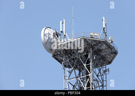 Vue de la tour de communication avec les antennes contre le ciel bleu Banque D'Images