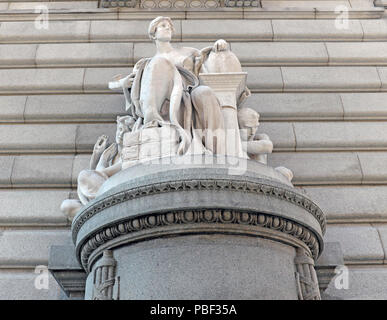 Sculpture allégorique du commerce, par Daniel Chester French, abutts la façade avant de la Howard M. Metzenbaum US Courthouse à Cleveland, Ohio. Banque D'Images