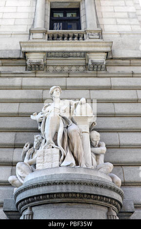 Sculpture allégorique du commerce, par Daniel Chester French, abutts la façade avant de la Howard M. Metzenbaum US Courthouse à Cleveland, Ohio. Banque D'Images