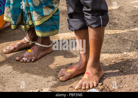 Belathur, Karnataka, Inde - 1 novembre, 2013 : deux Paire de pieds pèlerin qui ont été lavés et décorées au cours de cérémonie d'adieux. Partie de pa Banque D'Images