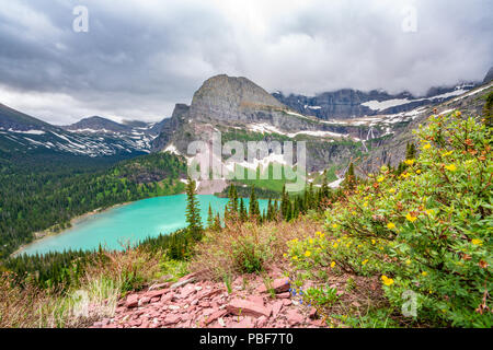 Grinnell Lake dans les montagnes de Glacier National Park, Montana Banque D'Images