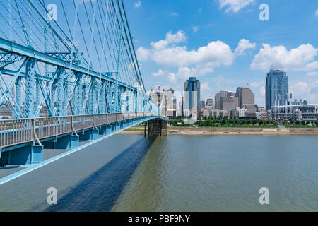 CINCINNATI, OH - le 18 juin 2018 : Cincinnati (Ohio) sur les toits de la ville le long de la rivière Ohio à partir de John A. Roebling Bridge Banque D'Images