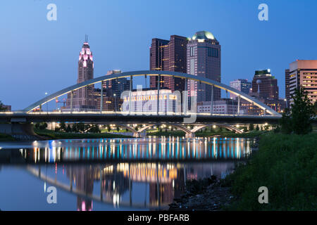 Columbus, Ohio City Night Skyline le long de la rivière Scioto Banque D'Images