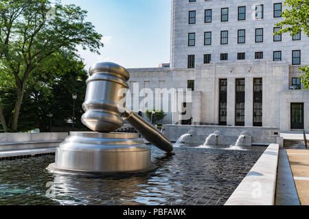 COLUMBUS, OH - 17 juin 2018 : en acier inoxydable gavel sculpture réalisée par Andrew Scott situé dans la cour de l'Ohio Centre judiciaire au centre-ville Banque D'Images