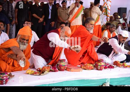 Allahabad, Inde. 27 juillet, 2018. Président du BJP Amit Shah à Maujgiri Ghatin offre la prière. Credit : Prabhat Kumar Verma/Pacific Press/Alamy Live News Banque D'Images