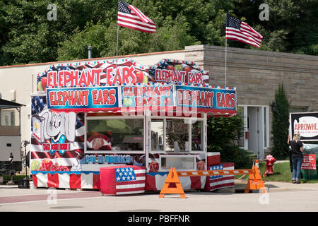 Vendeur alimentaire mis en place dans la rue avant la parade annuelle 2018 Cruz-In d'antique et de véhicules anciens par Montague, Michigan. Banque D'Images