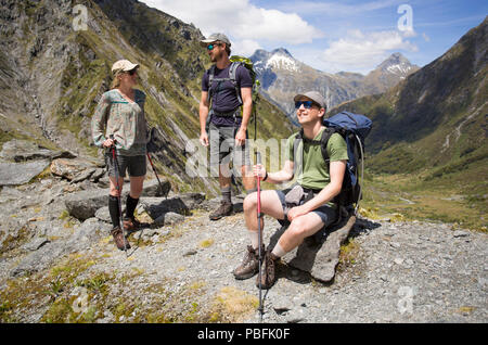 La Nouvelle-Zélande Aotearoa aka, île du Sud, Mt aspirant National Park, Sibérie, groupe d'amis d'admirer une vue panoramique sur la vallée. Parution du modèle. Banque D'Images