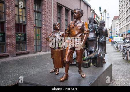 19.01.2018 Berlin, Allemagne - Kindertransport memorial statue commémore une série de tentatives de sauvetage qui a attiré des milliers d'enfants juifs réfugiés Banque D'Images