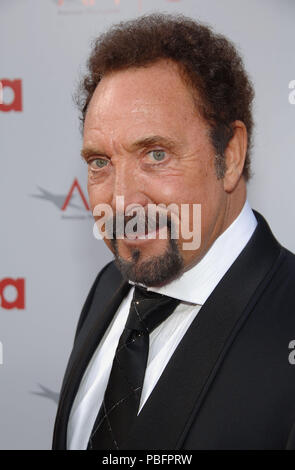 Tom Jones en arrivant à l'AFI Respect Sean Connery au Kodak Theatre de Los Angeles. Juin, 8,  076 2006.11 TomJones Red Carpet Event, Vertical, USA, Cinéma, Célébrités, photographie, Bestof, Arts, Culture et divertissement, Célébrités Topix fashion / Vertical, Best of, événement dans la vie d'Hollywood - Californie, tapis rouge et en backstage, USA, Cinéma, Célébrités, cinéma, télévision, Célébrités célébrités Musique, Photographie, arts, Bestof de la Culture et du divertissement, headshot, Topix, vertical, une personne, à partir de l'an 2006, enquête tsuni@Gamma-USA.com Banque D'Images