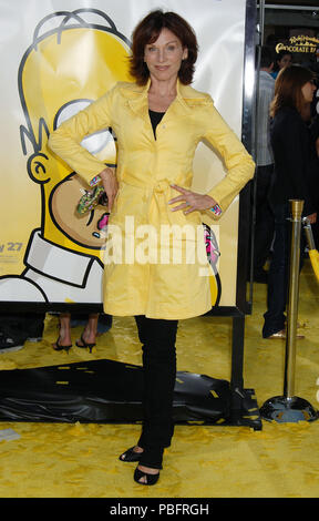 Marilu Henner arrivant à la Simpsons, la première du film au Westwood Theatre de Los Angeles pleine longueur. coatHennerMarilu jaune contact visuel 213 Red Carpet Event, Vertical, USA, Cinéma, Célébrités, photographie, Bestof, Arts, Culture et divertissement, Célébrités Topix fashion / Vertical, Best of, événement dans la vie d'Hollywood, Californie - Tapis rouge et en backstage, USA, Cinéma, Célébrités, cinéma, télévision, Célébrités célébrités musique, photographie, Arts et culture, Bestof, divertissement, Topix, vertical, une seule personne, à partir de l'année 2007, enquête tsuni@Gamma-USA.co Banque D'Images