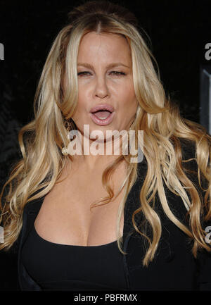 Jennifer Coolidge arrivant à l'AMERICAN DREAMZ Première à l'Arclight Theatre de Los Angeles.  CoolidgeJennifer 11 avril 2006.18093 Red Carpet Event, Vertical, USA, Cinéma, Célébrités, photographie, Bestof, Arts, Culture et divertissement, Célébrités Topix fashion / Vertical, Best of, événement dans la vie d'Hollywood, Californie - Tapis rouge et en backstage, USA, Cinéma, Célébrités, cinéma, télévision, Célébrités célébrités musique, photographie, Arts et culture, Bestof, divertissement, Topix headshot, vertical, une personne, à partir de l'an 2006, enquête tsuni@Gamma-USA.com Banque D'Images