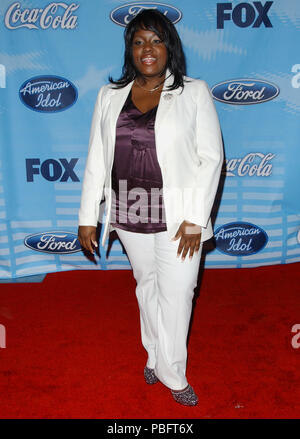 Lakista Jones arrivant à l'American Idol, le Top 12 des candidats à la finale à l'Astra Restaurant à Los Angeles. sourire pleine longueur veste blanche et pantJonesLakista026 Red Carpet Event, Vertical, USA, Cinéma, Célébrités, photographie, Bestof, Arts, Culture et divertissement, Célébrités Topix fashion / Vertical, Best of, événement dans la vie d'Hollywood, Californie - Tapis rouge et en backstage, USA, Cinéma, Célébrités, cinéma, télévision, Célébrités célébrités musique, photographie, Arts et culture, Bestof, divertissement, Topix, vertical, une seule personne, à partir de l'année 2007, enquête Banque D'Images