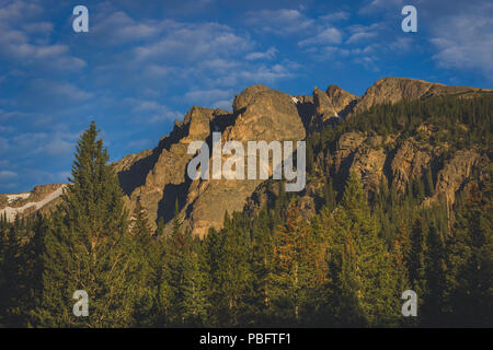 Belle montagne couvert au lever du soleil près de Bear Lake dans le Rocky Mountain National Park, Colorado Banque D'Images