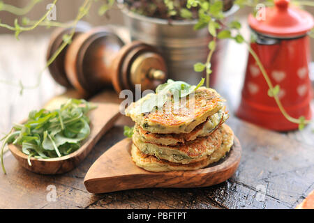 crêpes de légumes pour le dîner. Avec épices et herbes. Sur fond marron Banque D'Images