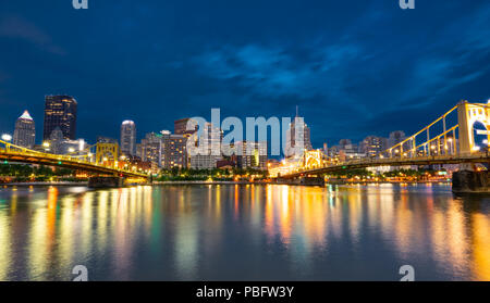 Pittsburgh, Pennsylvanie night skyline le long de la rivière Allegheny à partir de la rive nord du parc Riverfront Banque D'Images