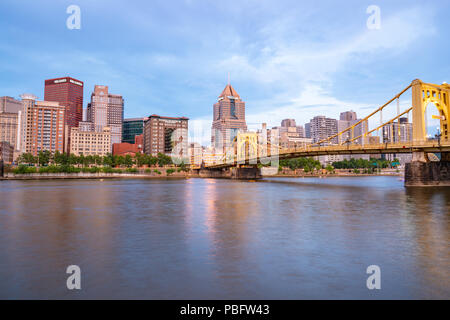 PITTSBURGH, PA - 16 juin 2018 : Pittsburgh, Pennsylvanie skyline le long de la rivière Allegheny à partir de la rive nord du parc Riverfront Banque D'Images