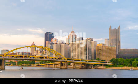 PITTSBURGH, PA - 16 juin 2018 : Pittsburgh, Pennsylvanie skyline le long de la rivière Allegheny à partir de la rive nord du parc Riverfront Banque D'Images