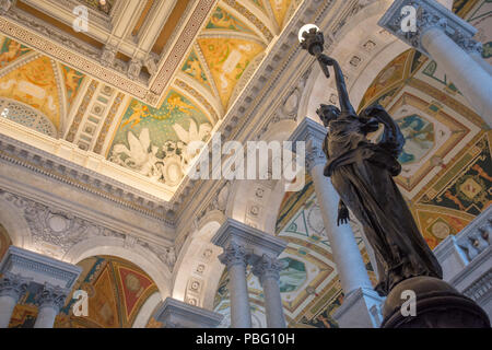 La figure classique de Bronze est titulaire d'un "flambeau de la connaissance" dans le Grand Hall de l'immeuble Thomas Jefferson de la Bibliothèque du Congrès à Washington DC. T Banque D'Images