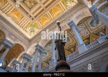 La figure classique de Bronze est titulaire d'un "flambeau de la connaissance" dans le Grand Hall de l'immeuble Thomas Jefferson de la Bibliothèque du Congrès à Washington DC. T Banque D'Images