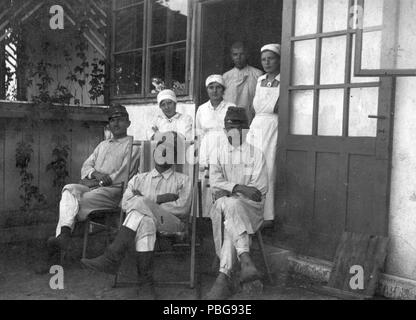 Tableau 1597, hommes, femmes, porche, un établissement médical, infirmière, chaise, soldat, 19528 Fortepan uniforme Banque D'Images