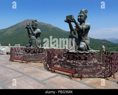 Deux des six divas entourant le Tian Tan Buddha, (Big Buddha) Ngong Ping, Lantau Island, Hong Kong près du monastère Po Lin bouddhiste Banque D'Images