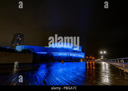 Vue sur le nouveau bâtiment de l'Aquarium de New York le Boardwak Riegelmann dans Brooklyn, NY la nuit Banque D'Images