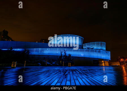 Vue sur le nouveau bâtiment de l'Aquarium de New York le Boardwak Riegelmann dans Brooklyn, NY la nuit Banque D'Images