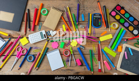 Concept Retour à l'école. Les fournitures scolaires sur fond de bois, vue du dessus Banque D'Images