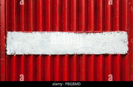 La texture de rouge à côtes clôture métallique avec surface blanche au milieu, vue rapprochée. Banque D'Images