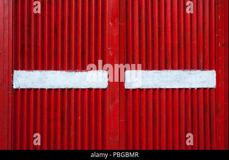 La texture de rouge à côtes clôture métallique avec surface blanche au milieu, vue rapprochée. Banque D'Images