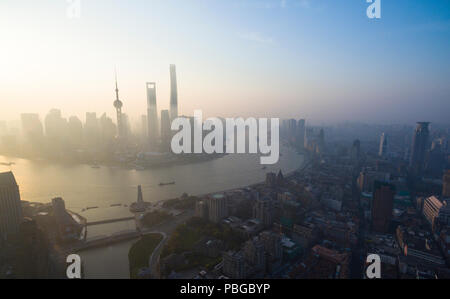 Vue aérienne de la ville de Shanghai par le port Banque D'Images