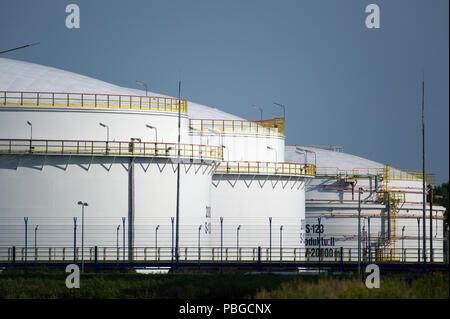 Les réservoirs de stockage de pétrole dans la région de Gdansk, Pologne 22 juillet 2018 © Wojciech Strozyk / Alamy Stock Photo Banque D'Images