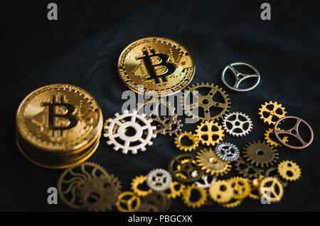Sur un fond sombre dans une manière chaotique sont l'horlogerie et de pièces bitcoin Banque D'Images