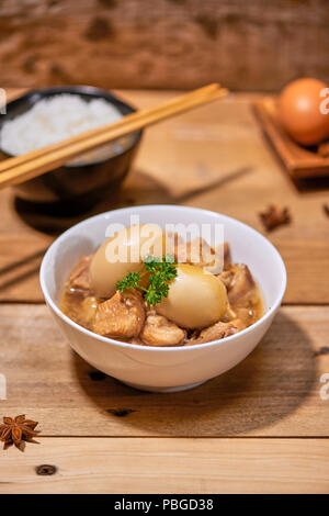 Porc caramélisé vietnamien avec des œufs durs braisé à l'eau de noix de coco. Banque D'Images