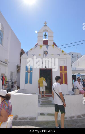 Façade principale d'une église sur les rues de Chora. Architecture Paysages Voyages croisières. Le 3 juillet 2018. Chora, île de Mykonos en Grèce. Banque D'Images