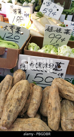 Chinatown, New York, l'ouverture des marchés d'afficher une grande variété de légumes exotiques Banque D'Images