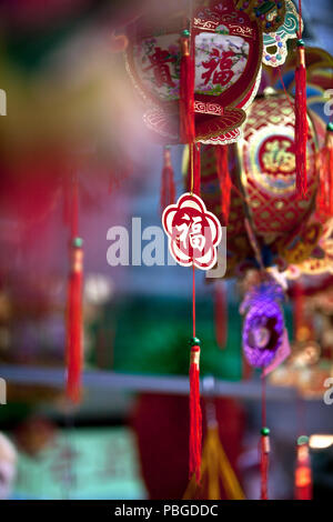 Objets de décoration traditionnelle à vendre à Chinatown, New York City Banque D'Images