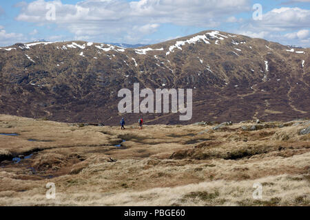 Deux hommes marchant sur la montagne écossaise Corbett Meall na Meoig avec le Munro Carn Dearg dans le fond près de Rannoch, Ecosse, Royaume-Uni Banque D'Images