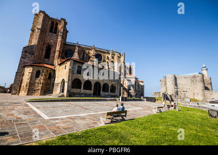 Castro Urdiales, Espagne. Vues de Santa Maria de la Asunción Église et château de Santa Ana dans le phare de la Vieille Ville Banque D'Images