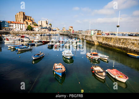 Castro Urdiales, Espagne. Vues de Santa Maria de la Asunción Église et château de Santa Ana dans le phare de la Vieille Ville Banque D'Images